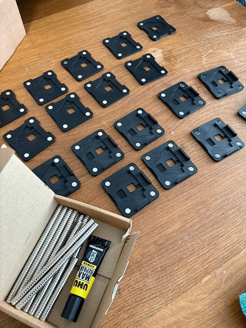 Kompletace a lepení magnetů do 3d tisku