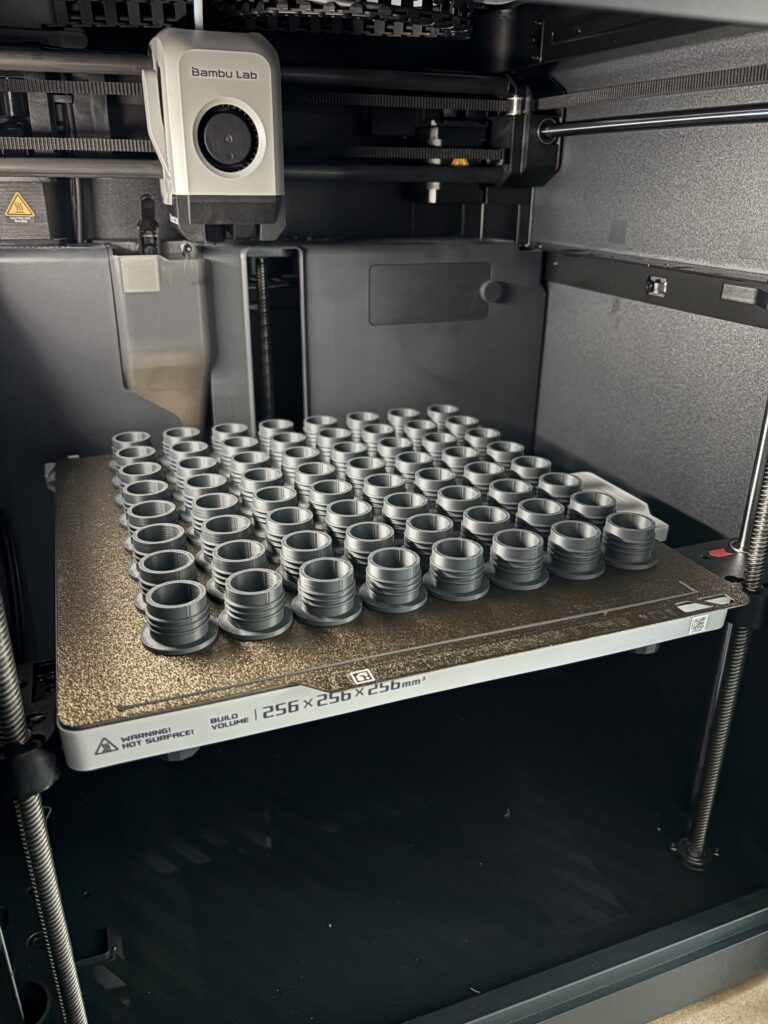 Sériová výroba atypických zátek do ocelových profilů zábradlí z UV stabilního materiálu ASA v barvě antracit na 3D tiskárně.