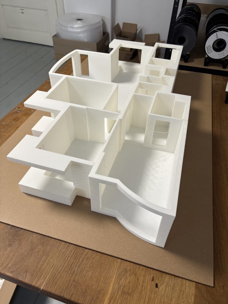 Velkoformátový architektonický model bytu o šířce 1 metr, vytištěný 3D tiskem z PLA a zkompletovaný lepením z více dílů.