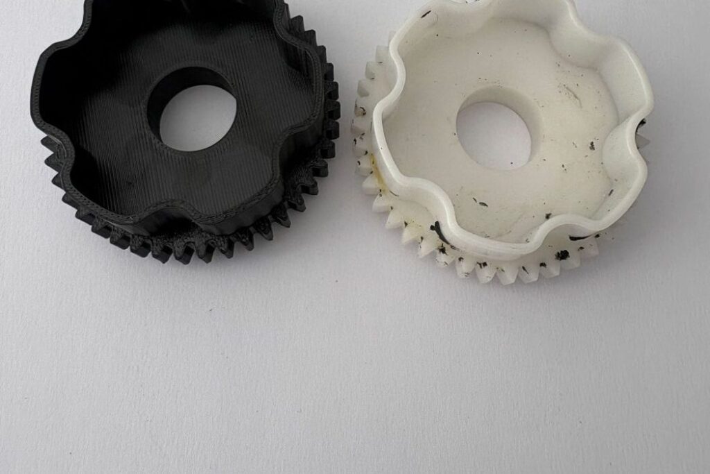 Původní nylonové ozubené kolo a jeho náhrada z 3D tisku