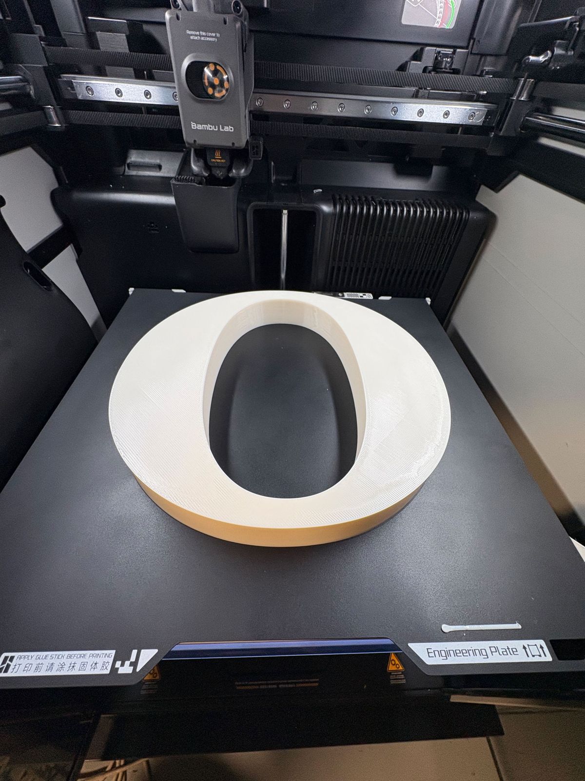 Velké písmeno z ASA od Bambu Lab na Engineering plate