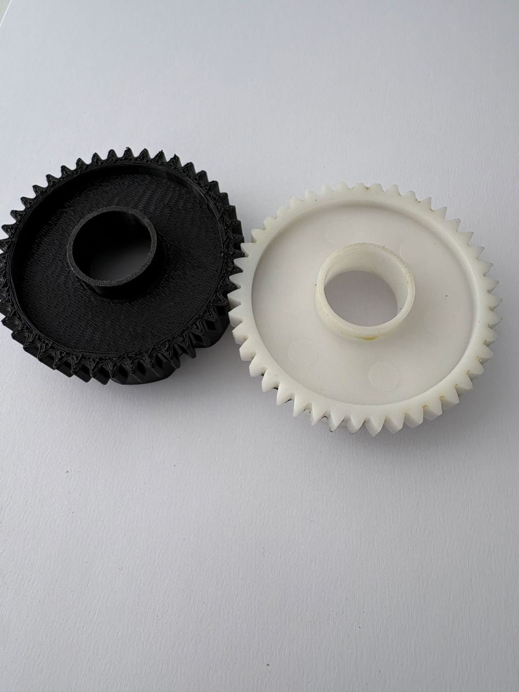 Ozubené kolo z 3D tisku vedle původního dílu z nylonu