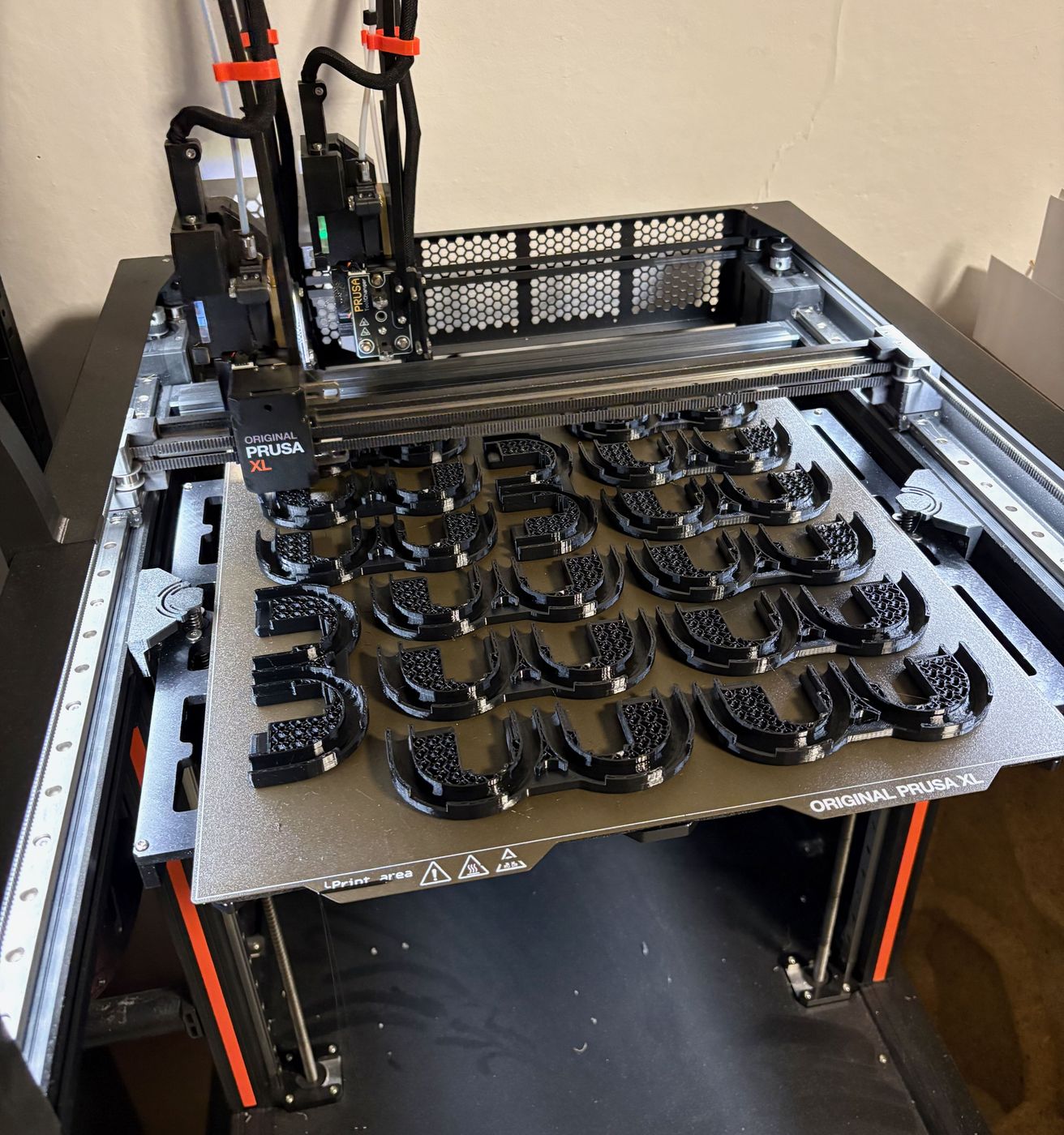 Sériová výroba: 4 587 dílů z PETG 3 Prusa XL s tiskovou plochou plnou dílů z PETG